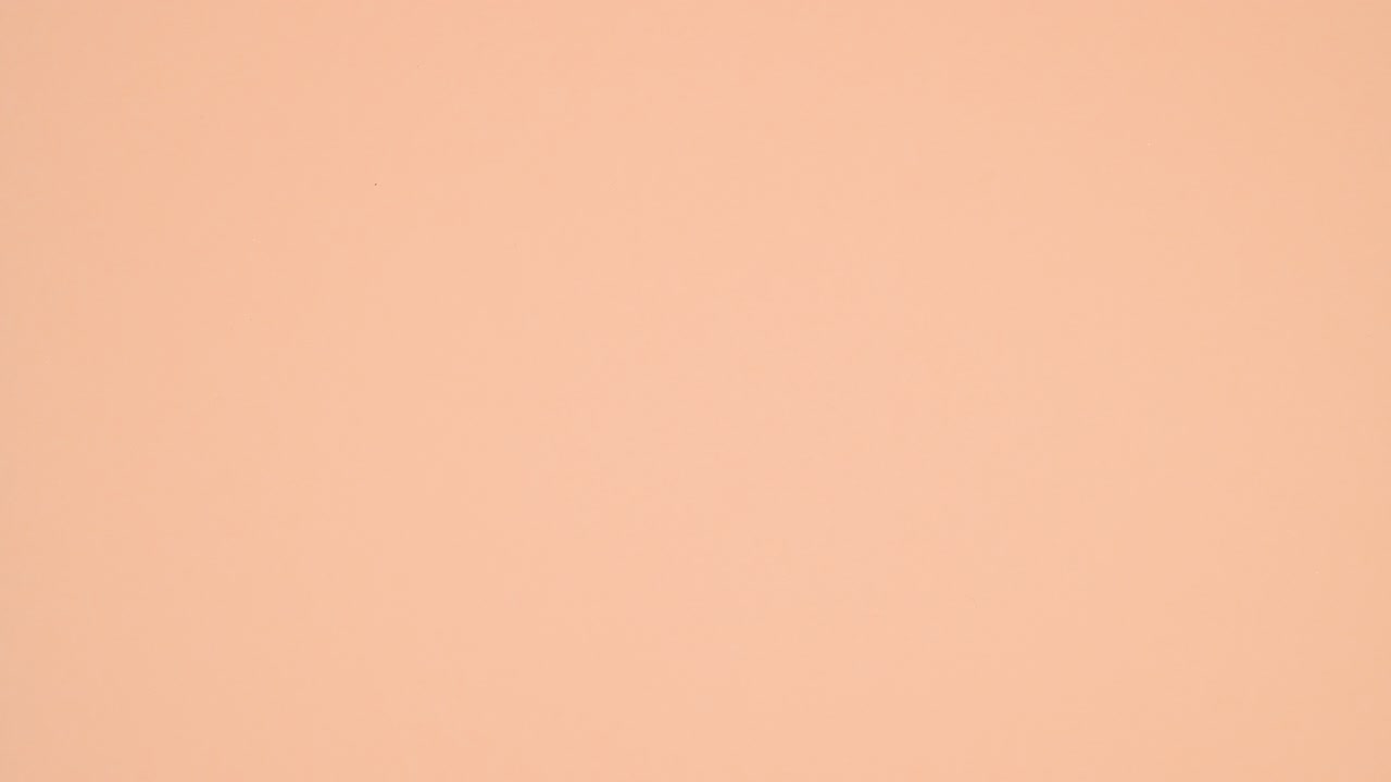 los libros de tapa dura amarillos y naranjas aparecen en la parte inferior del tema naranja.