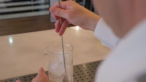 Der-Barkeeper-Rührt-Das-Eis-Mit-Einem-Spiralrührer-Auf-Einem-Glas