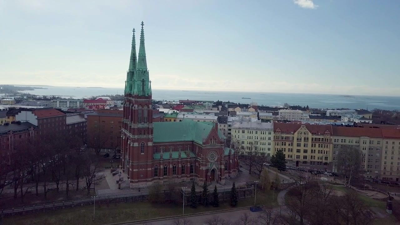 Parallasse aerea intorno a una vecchia chiesa. Ripresa aerea della Chiesa di San Giovanni, Johanneksenkirkko, Helsinki, Finlandia