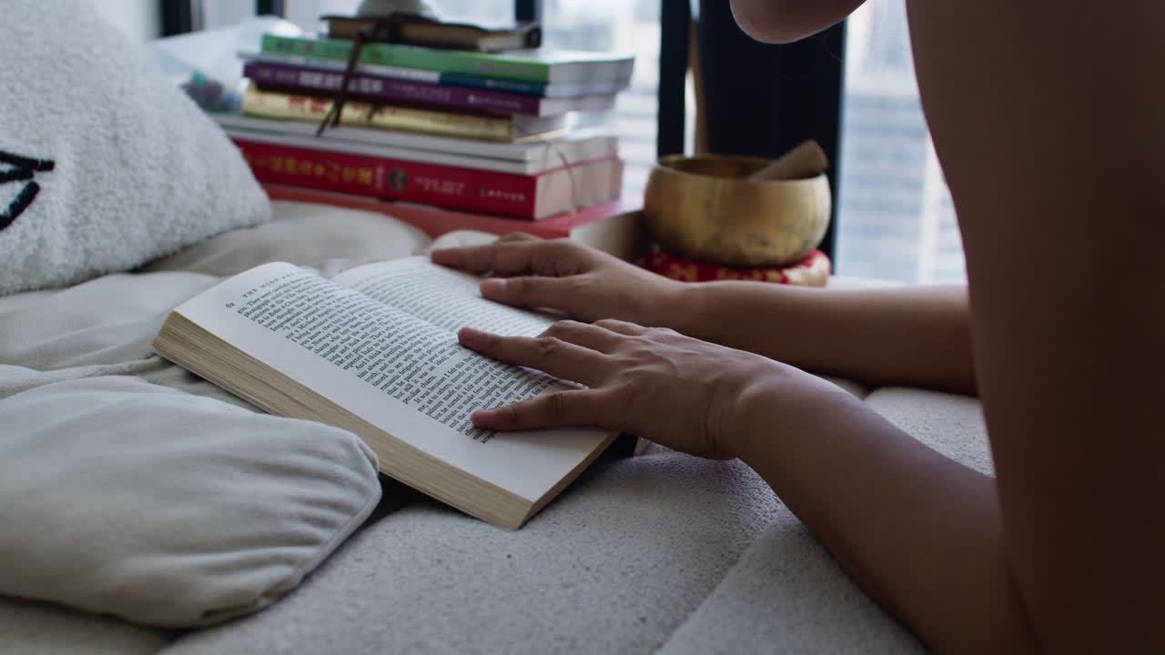 mujer leyendo un libro cerca de la ventana