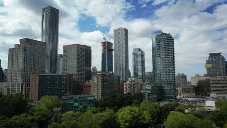 un dron de 4k disparó sobre el barrio de yorkville de toronto, con vistas a varias torres de condominios y hoteles