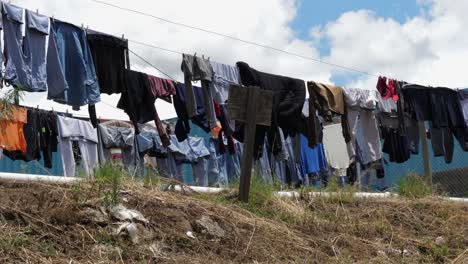 Saubere-Kleidung-Trocknet-In-Der-Sonne-Auf-Wäscheleinen-Im-Arbeitslager-In-Lesotho