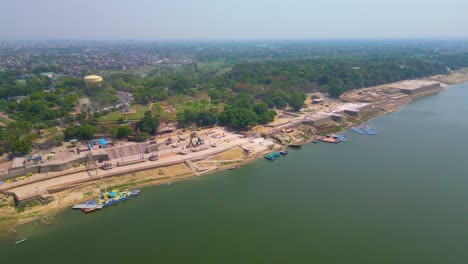 Luftaufnahme-Des-Flusses-Ganga-Und-Der-Ghats-In-Varanasi,-Indien