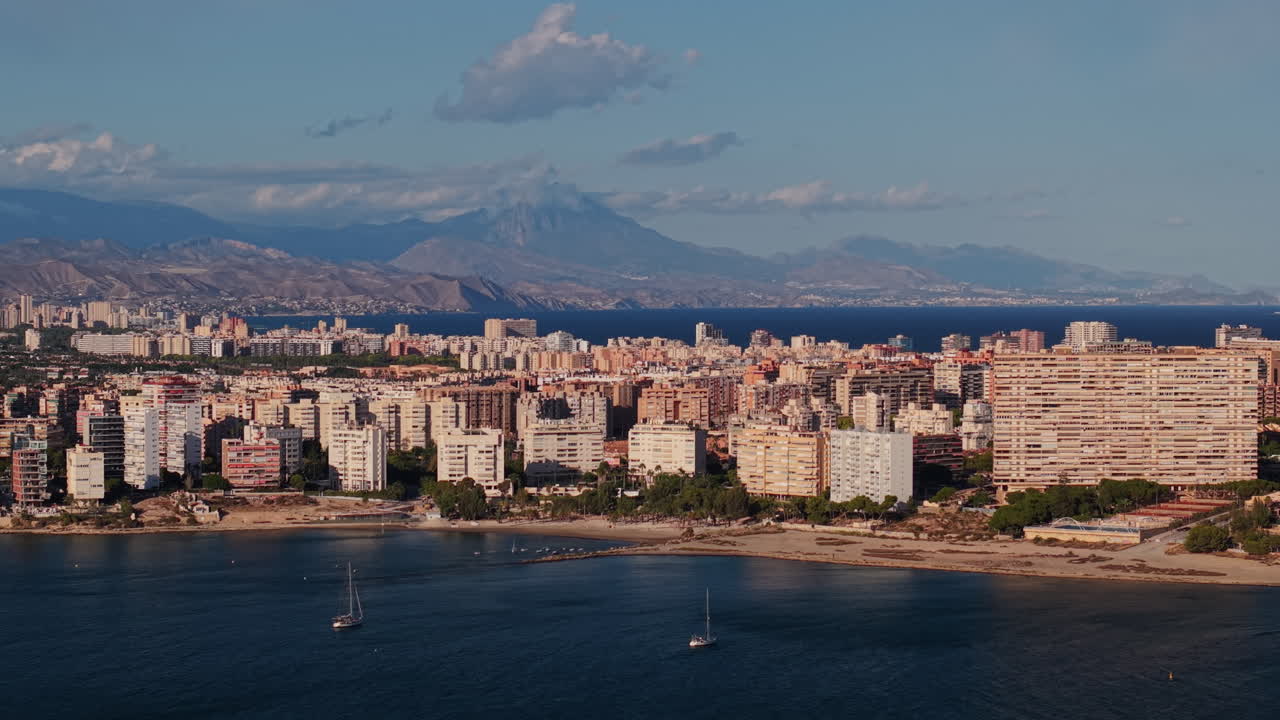 산 들 이 있는 해안 도시 의 공중 사진