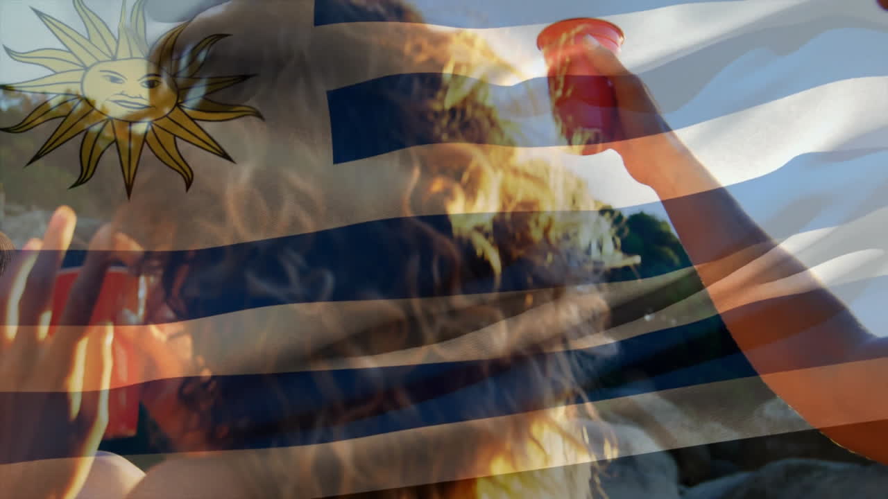 야외에서 은 컵을 올리는 사람들, 우루과이 발 애니메이션과 함께 축하하는 사람들