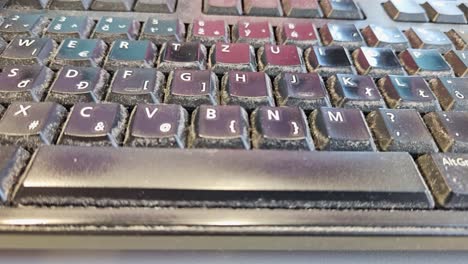 primer plano de un teclado sucio