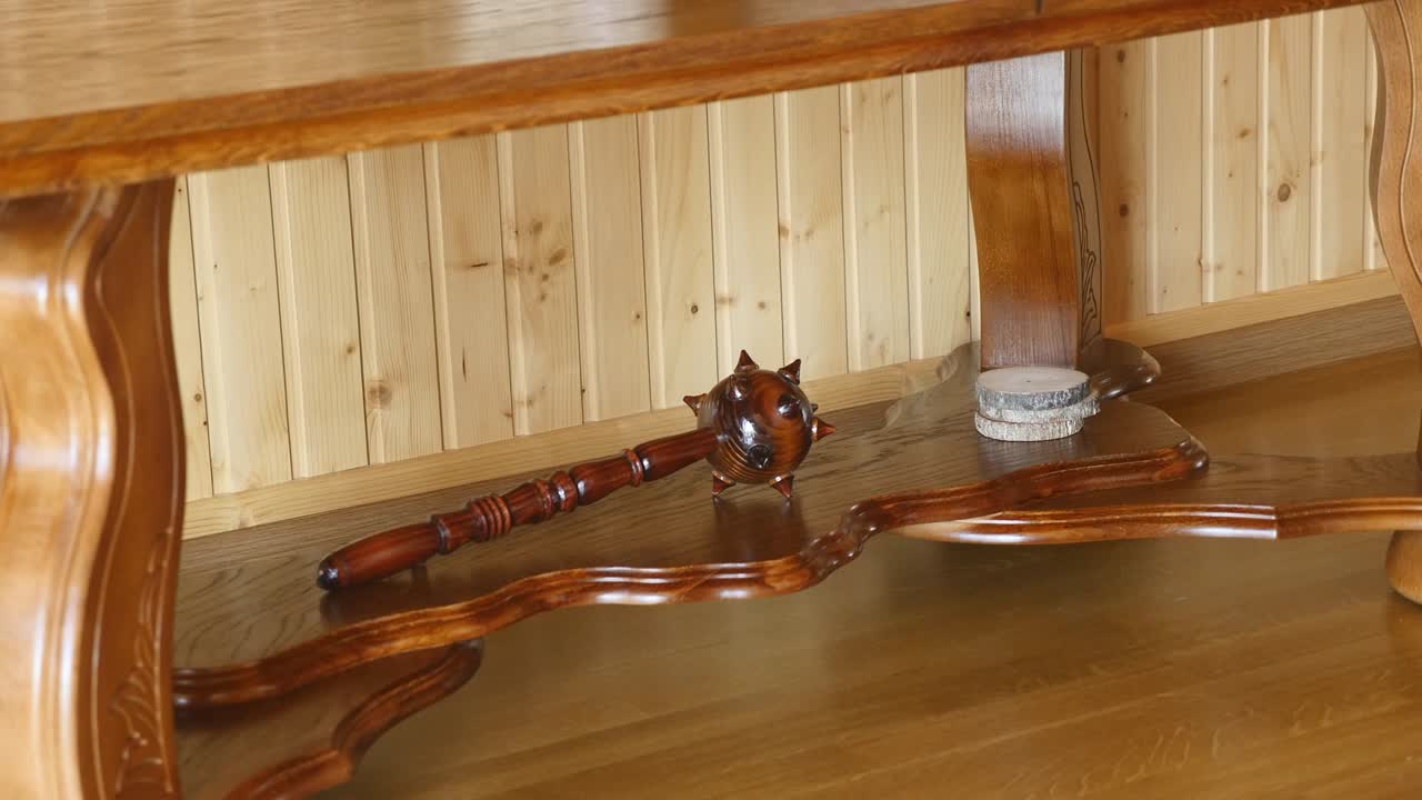 나무 테이블에 나무 마스. 기념품