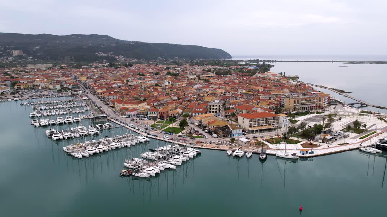 Vista panoramica della città di Lefkada, ripresa aerea di punto di interesse dell'isola del Mar Ionio in Grecia, abitazioni tradizionali e marina con barche a vela