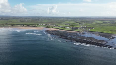 tomada aérea de doughmore bay y trump doonbeg en un día de verano