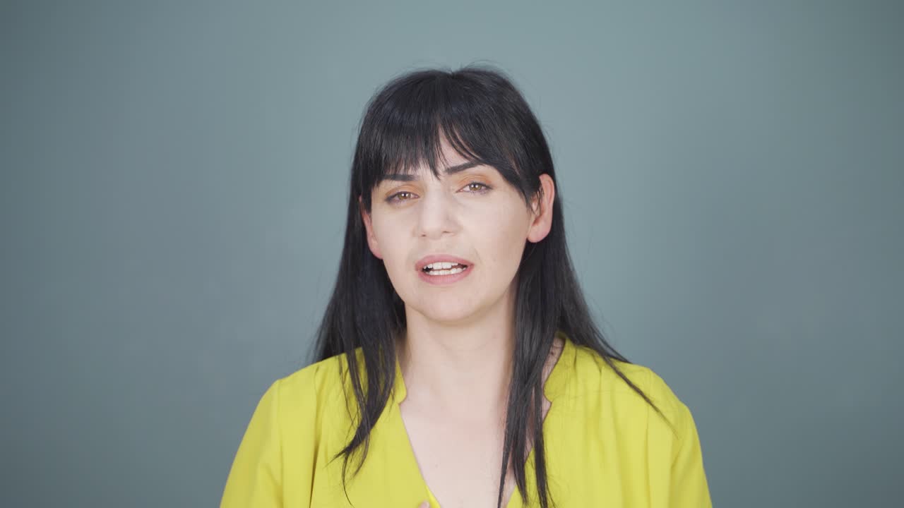 아픈 여자 기침.