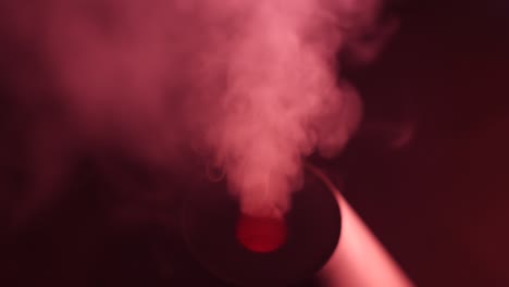 un humidificador con una luz circular roja en el medio