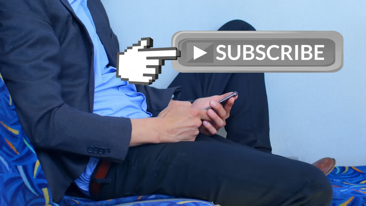 Empresário usando um celular e um botão de inscrição para redes sociais