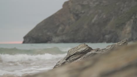 Olas-rompiendo-en-las-rocas-01