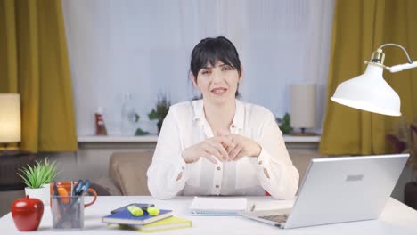 여성 학생이 카메라에 대화하고 있습니다.