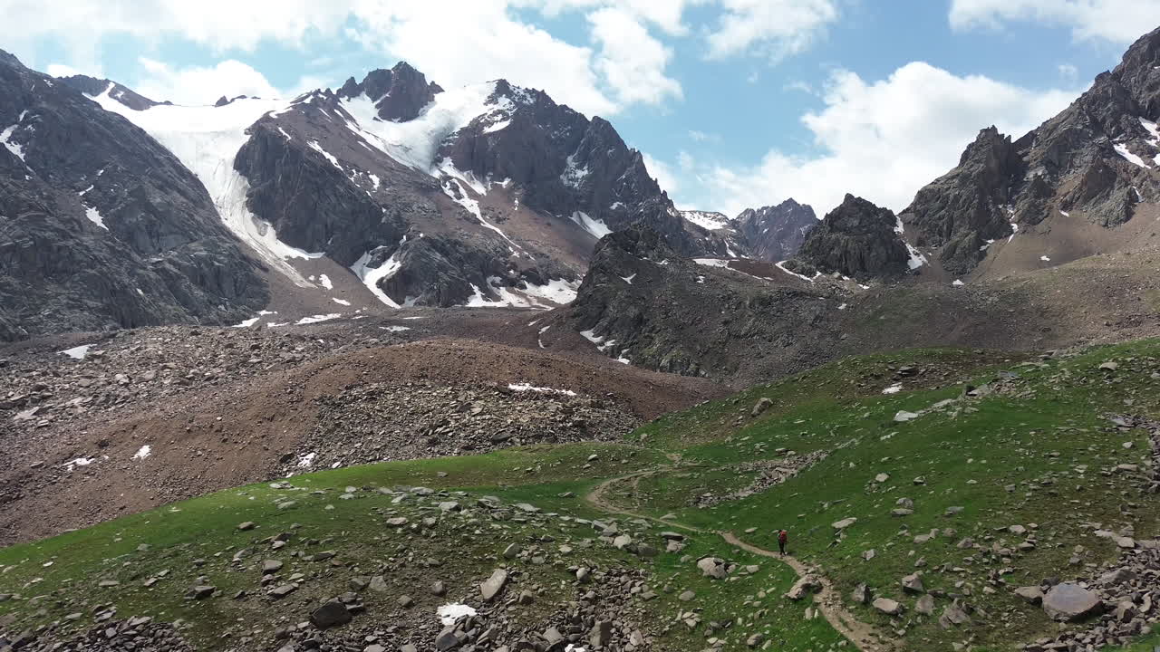 vista del glaciar en medeu symbulak, kazajstán, con cielos despejados y terreno nevado