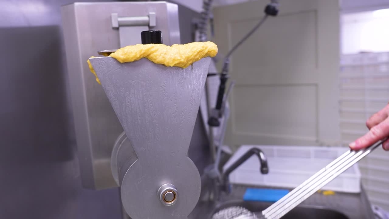 부에서 파스타 메이커에서 바로 는 뜨거운 비에서 누들 요리