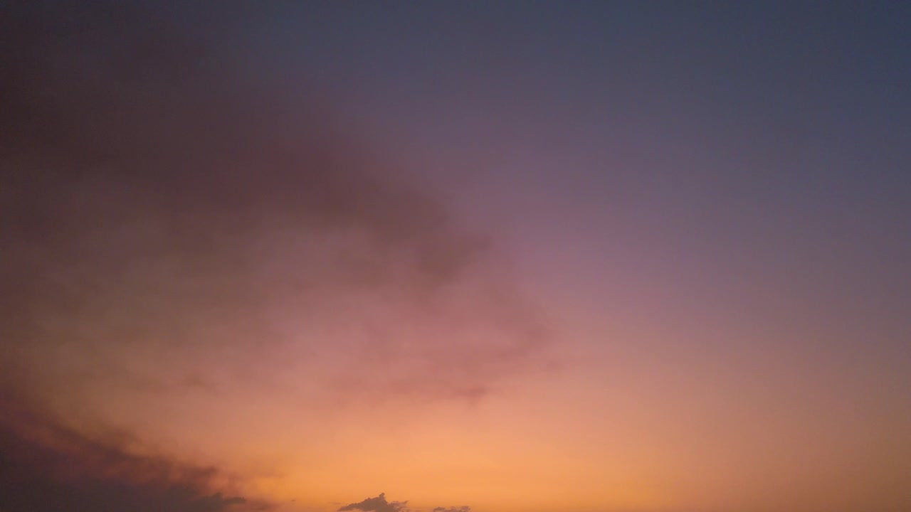 벨벳, 오렌지, 레드, 핑크, 퍼플, 블루 색상의 하늘을 가진 아름다운 일몰 짙은 구름