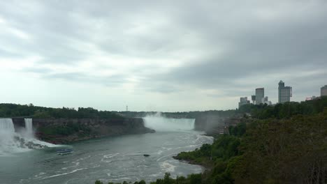 Vista-Panorámica-Del-Paisaje-De-Las-Cataratas-Del-Niágara,-El-Agua-Que-Fluye-Por-La-Cascada-Creando-Vapor,-En-Un-Día-Nublado