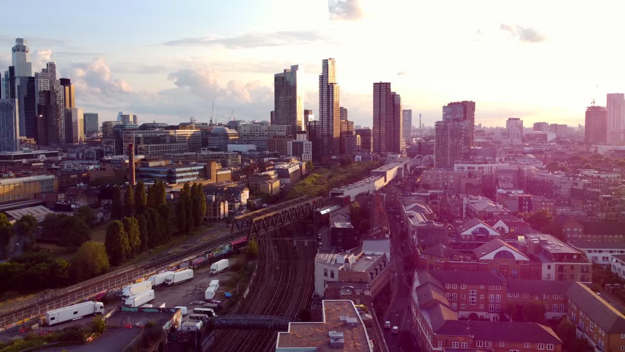Kommerzielle Wolkenkratzer und Bürogebäude an der Skyline von Shoreditch