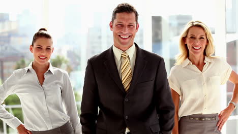 tres hombres de negocios sonrientes posando