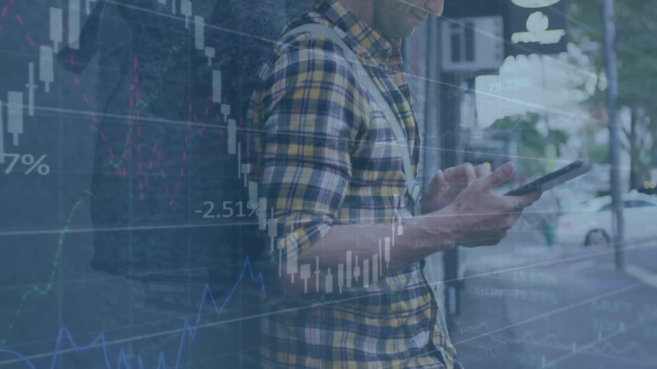 animación de procesamiento de datos financieros sobre un hombre caucásico feliz usando un teléfono inteligente en la calle