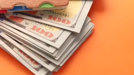 百ドル紙幣と木製のパズルの積み重ね