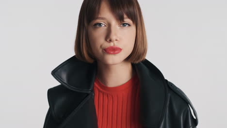 mujer joven con cabello corto poniéndose una chaqueta