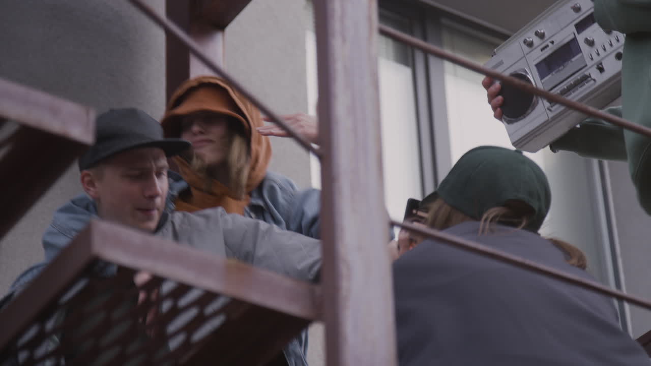 거리에서 춤을 추는 커플