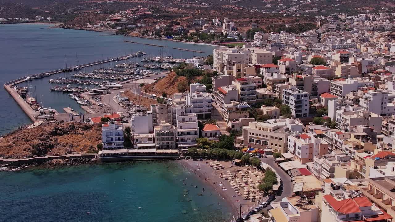 Marina ve plajı olan bir Akdeniz kıyı kasabasının havadan görünümü