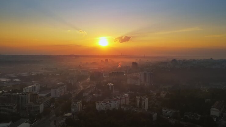 Visão aérea de drone de Chisinau ao nascer do sol. Vista panorâmica de vários edifícios e estradas. Moldávia