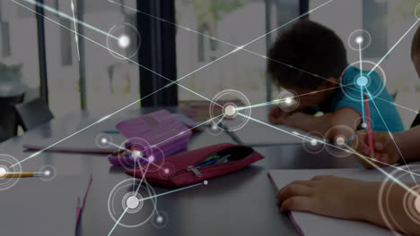 animación de la red de conexiones a través de las manos de diversos alumnos que escriben en la escuela