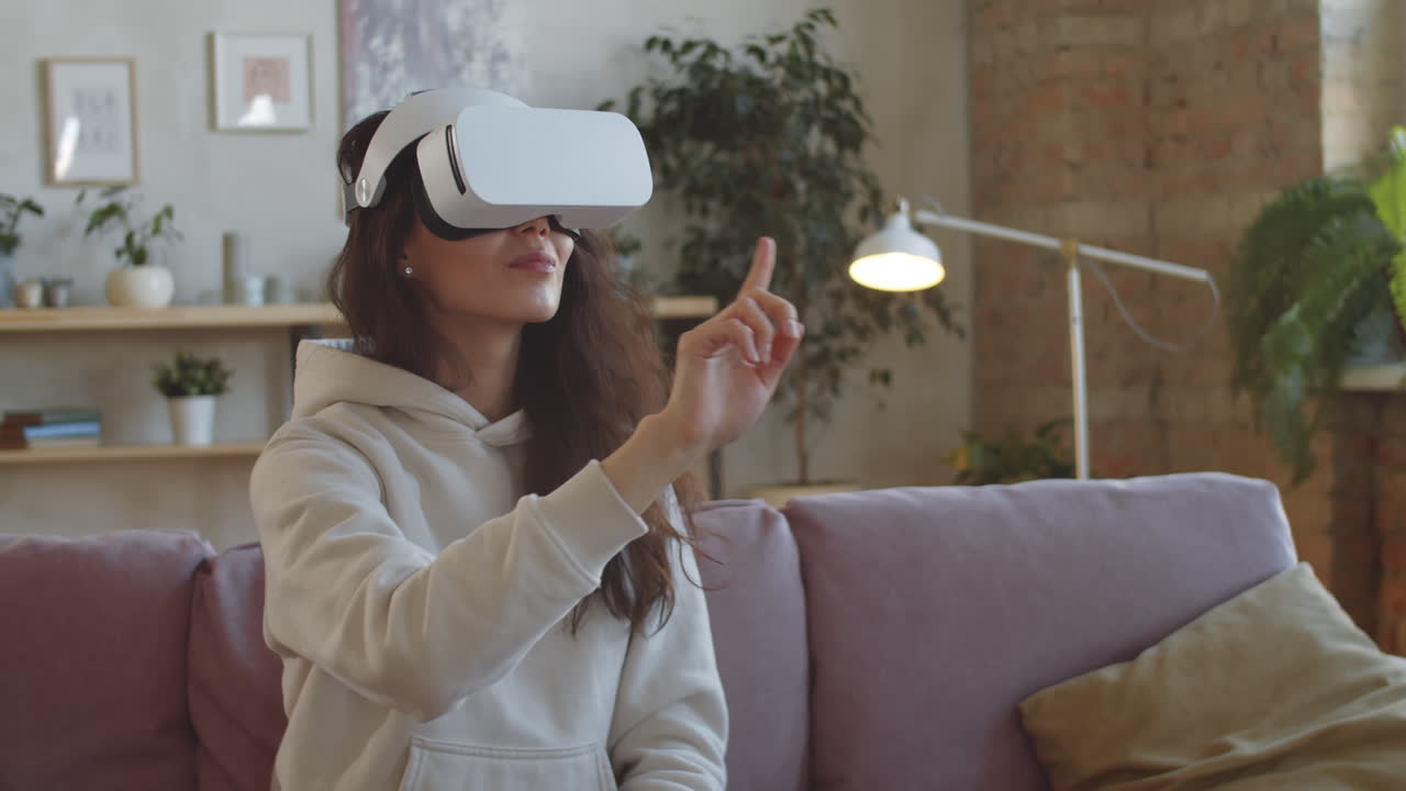mujer en auriculares vr usando pantalla táctil invisible