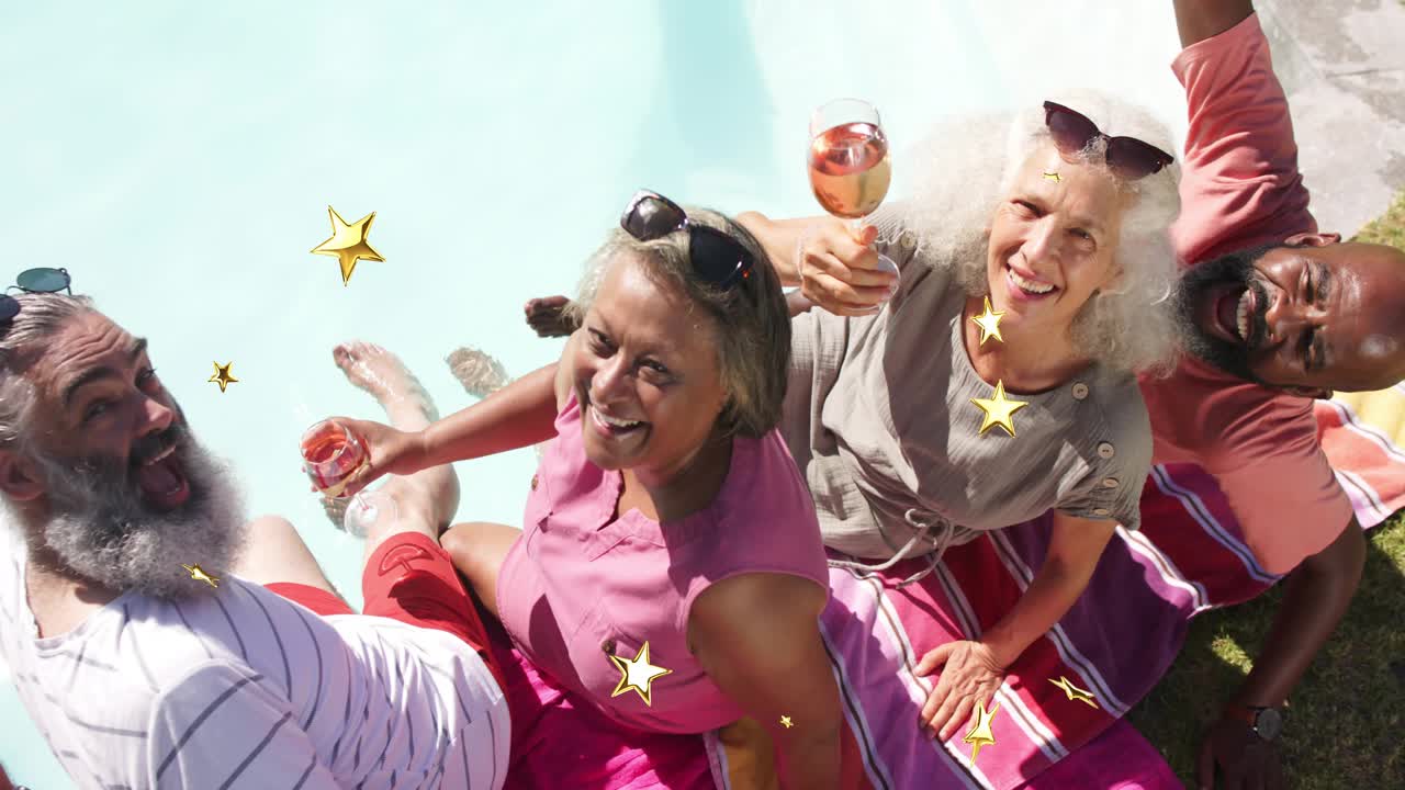 4 adulti seduti a bordo piscina, una donna offre un drink per brindare, stelle che fluttuano sopra il gruppo, lifestyle