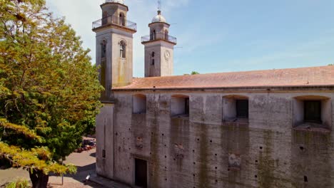 Basilika-Des-Allerheiligsten-Sakraments-In-Colonia-Del-Sacramento,-Uruguay---Luftaufnahme