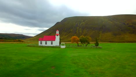 Drohnenaufnahmen-Einer-Kirche-Mitten-In-Einem-Tal-In-Island