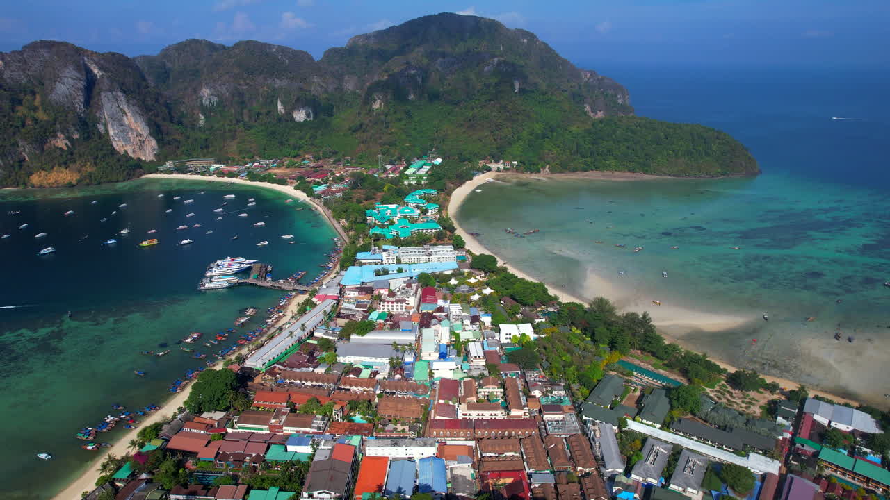 Cittadina costiera di Tonsai sull'isola di Koh Phi Phi di giorno