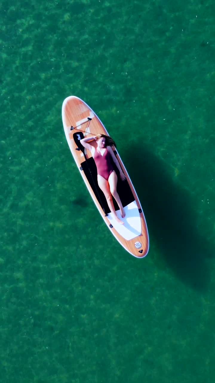 una mujer haciendo paddleboard en el océano.