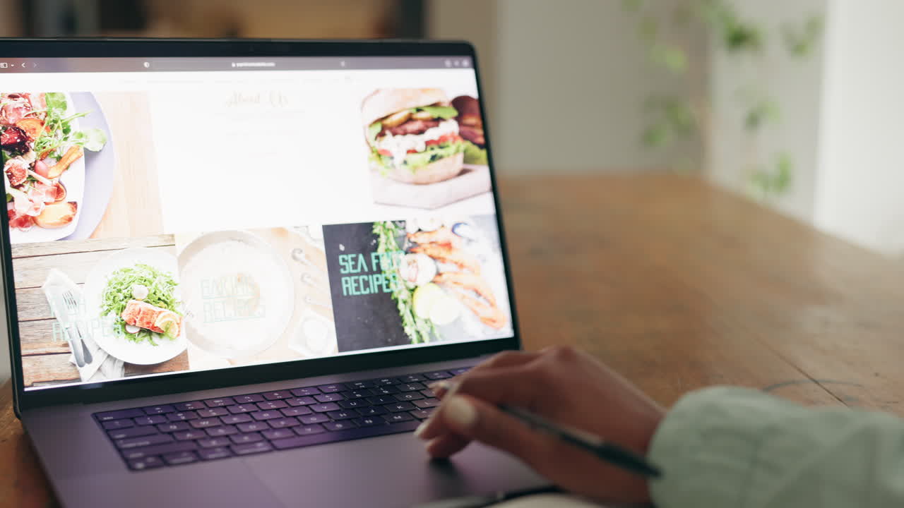 portátil, blog de comida y manos escribiendo recetas