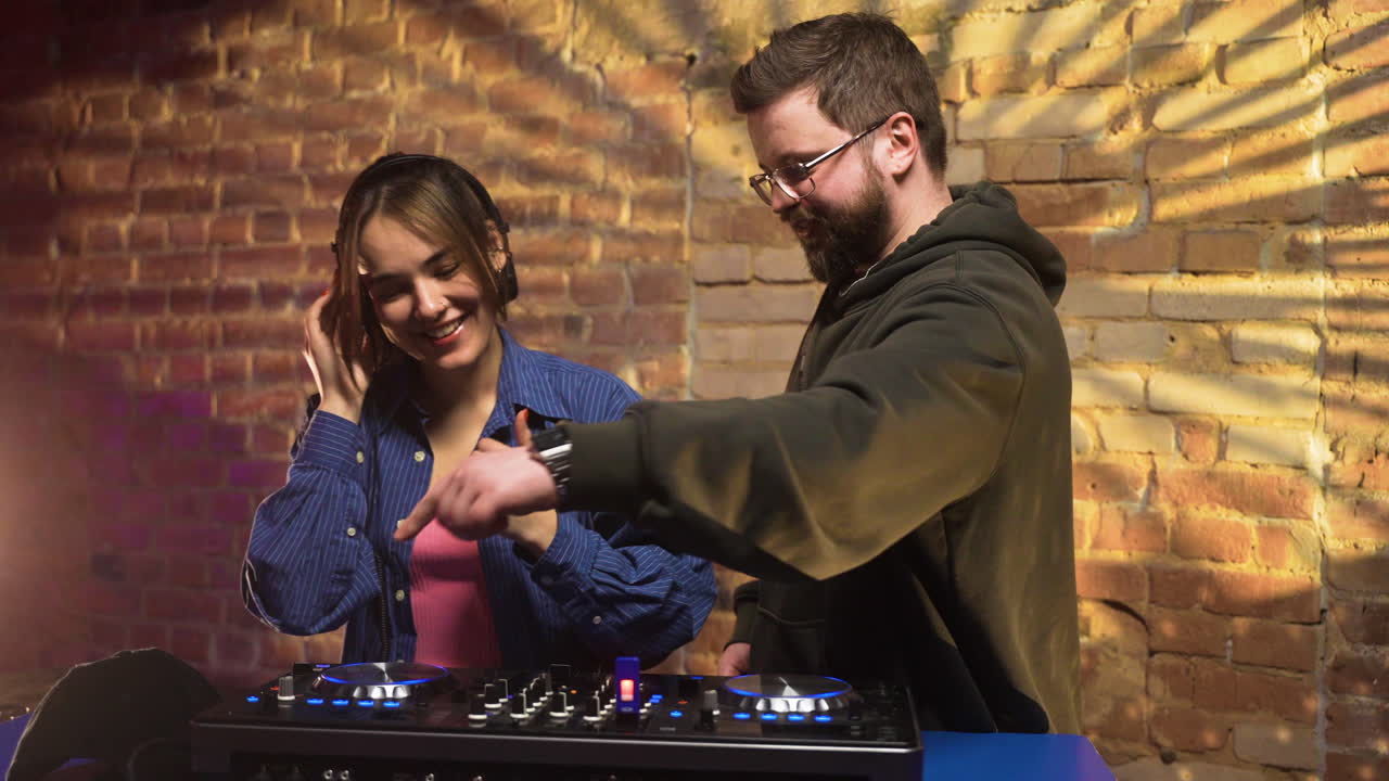 dj trabajando en la discoteca