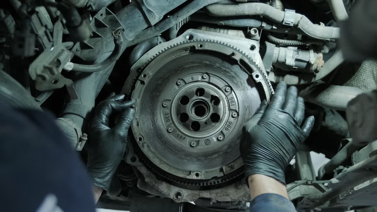 cambiar y reparar embrague, eje de transmisión. trabajar debajo de un coche levantado