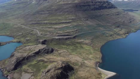 Península-De-Holmanes-Con-La-Montaña-Hólmatindur-Al-Fondo,-Inclinado-Hacia-Arriba