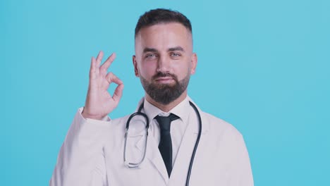 el médico da una señal de ok.