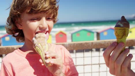 Vater-Und-Sohn-Essen-Eis-Am-Strand