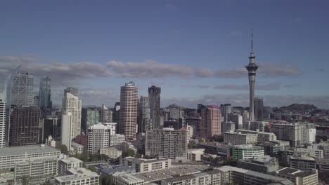 dron que muestra cbd auckland y sky tower close