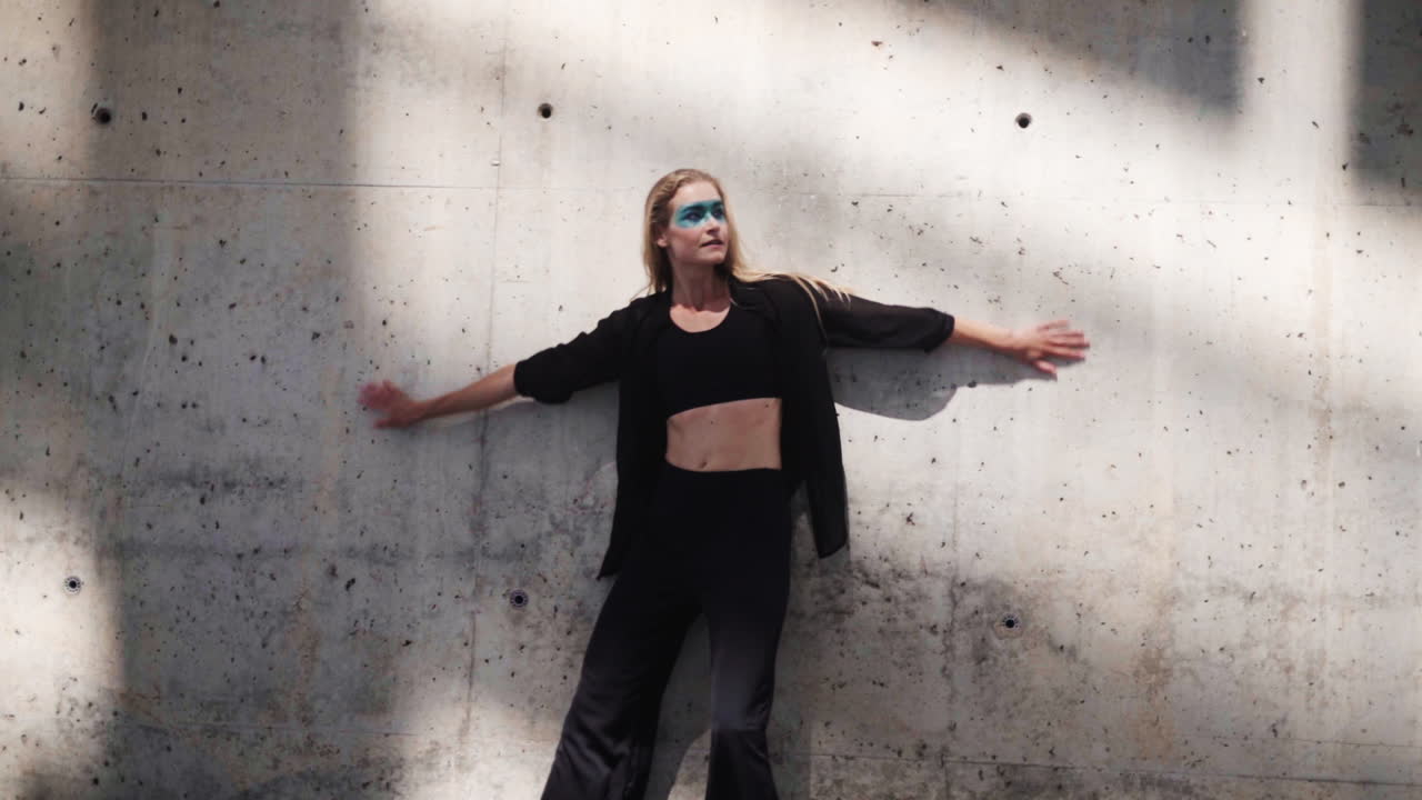 el baile fluídico de la pared se mueve lentamente en barcelona españa a cámara lenta.