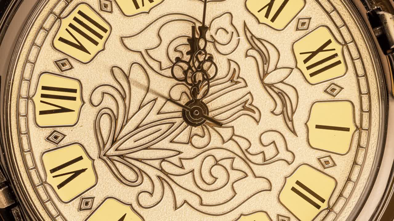 나선형 시계의 시간 추적. 골동품 시계 다이얼 클로즈업. 빈티지 회중시계.