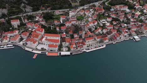 un drone de 4k captura la encantadora ciudad de perast, montenegro, famosa por su arquitectura barroca y su patrimonio marítimo.