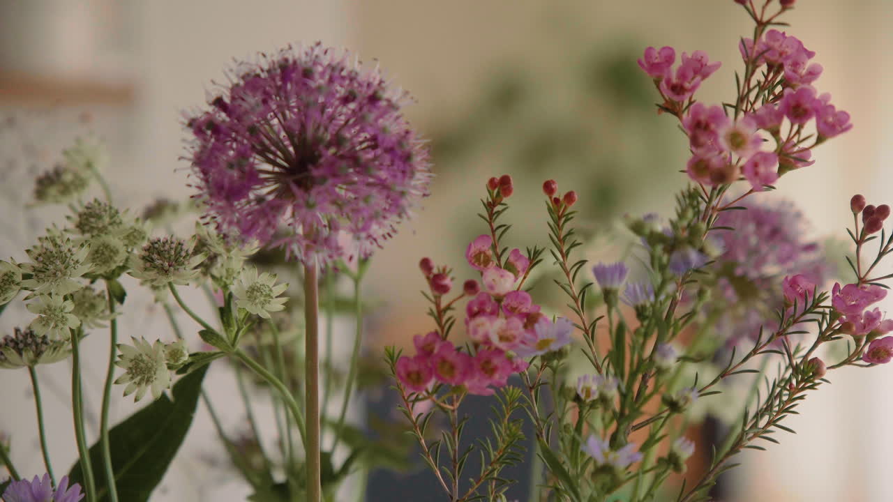 Vaso con fiori freschi, bouquet floreale sul tavolo all'interno di casa, primo piano 4K