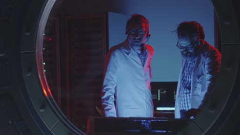 científicos realizando una prueba en un laboratorio