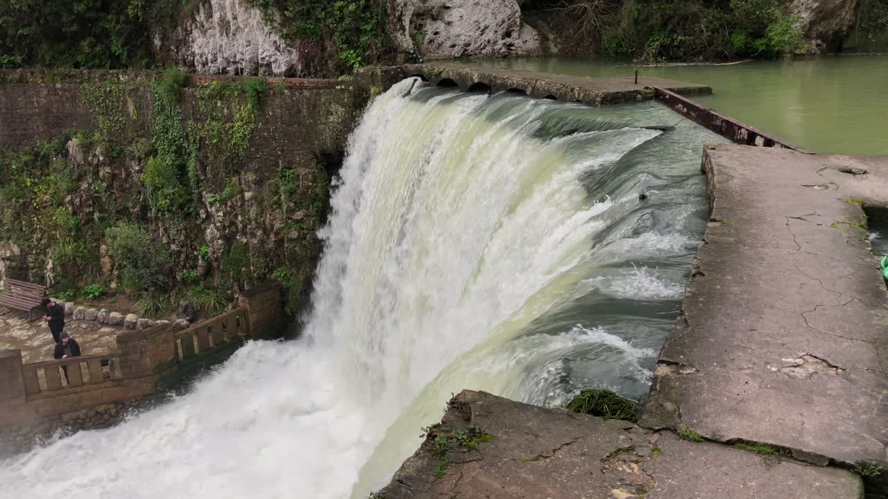 hermosa cascada en un entorno natural
